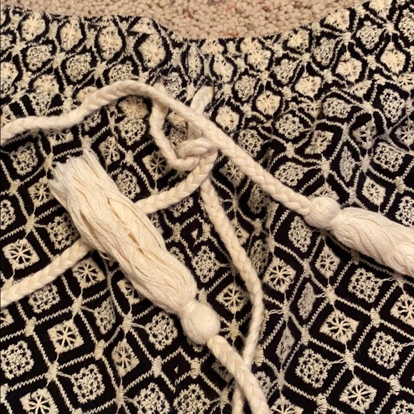 Adorable black and cream crocheted shorts - Picture 3 of 7